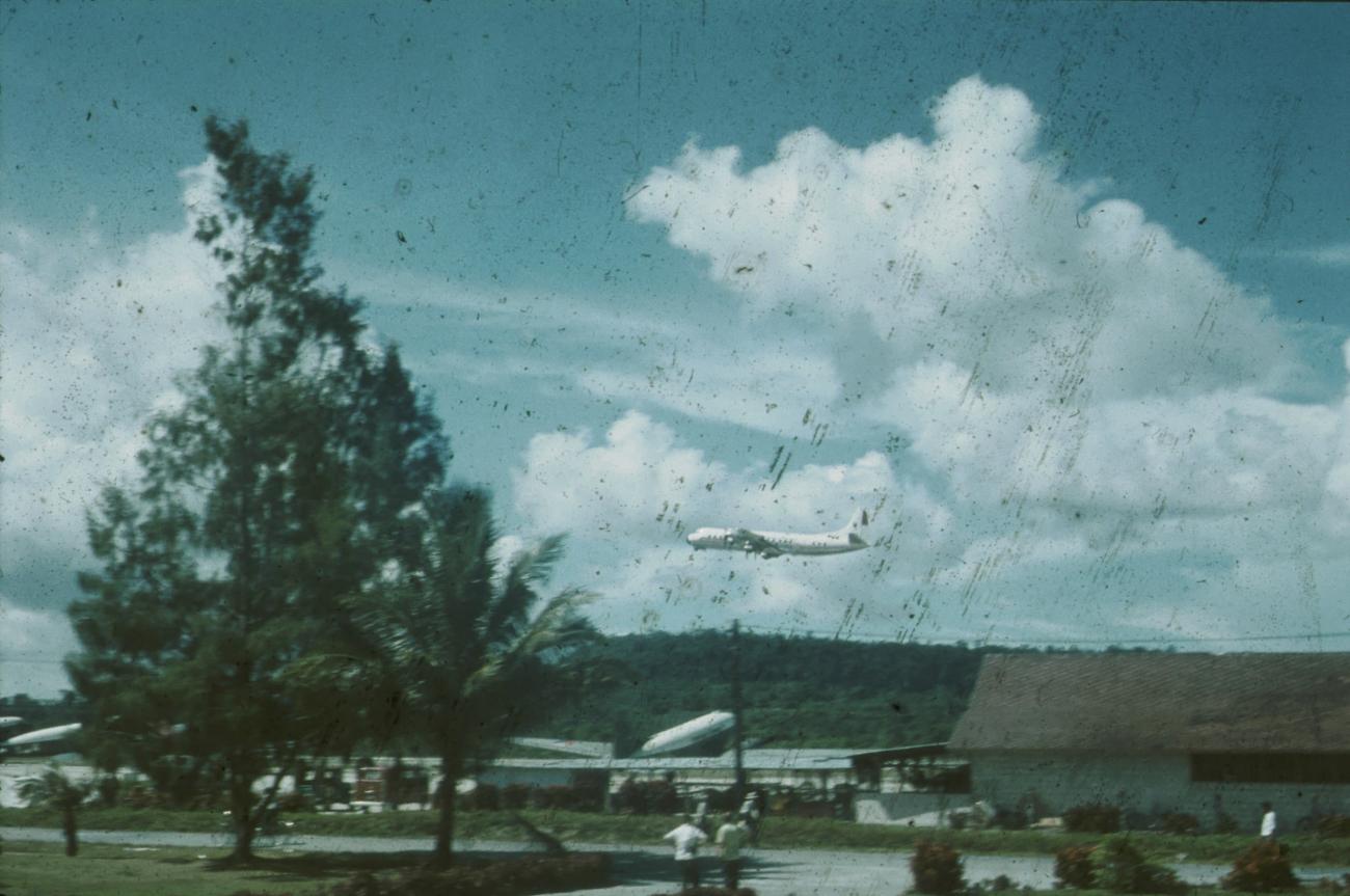 BD/171/368 -
Luchthaven, vliegtuig boven vliegveld.