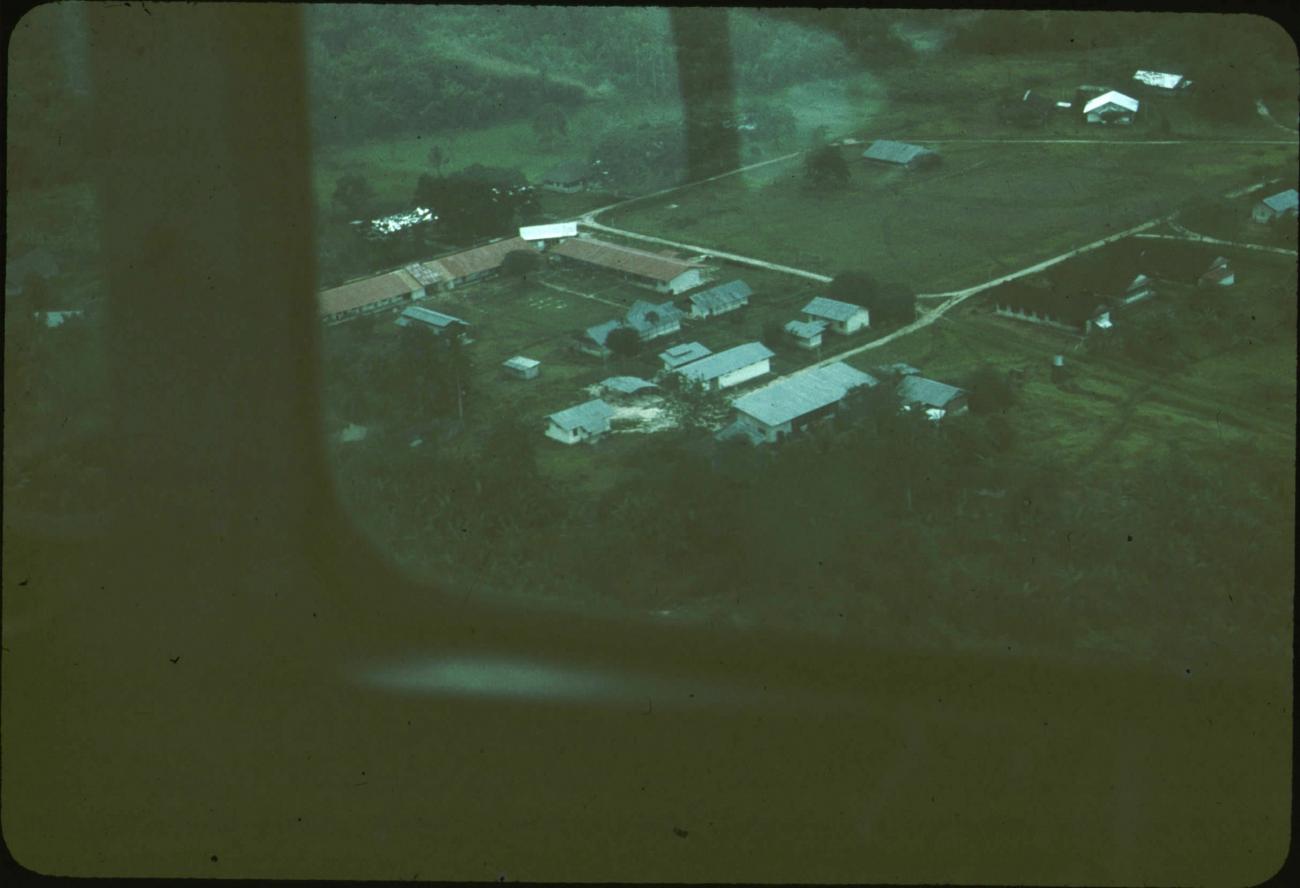 BD/171/412 -
Luchtfoto van dorp.