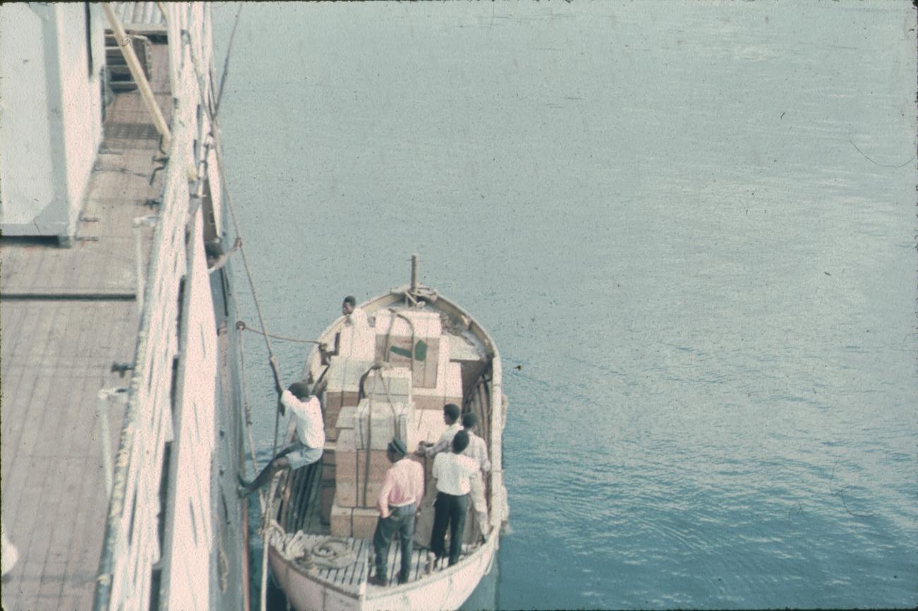 BD/171/444 - 
Schip wordt gelost.
