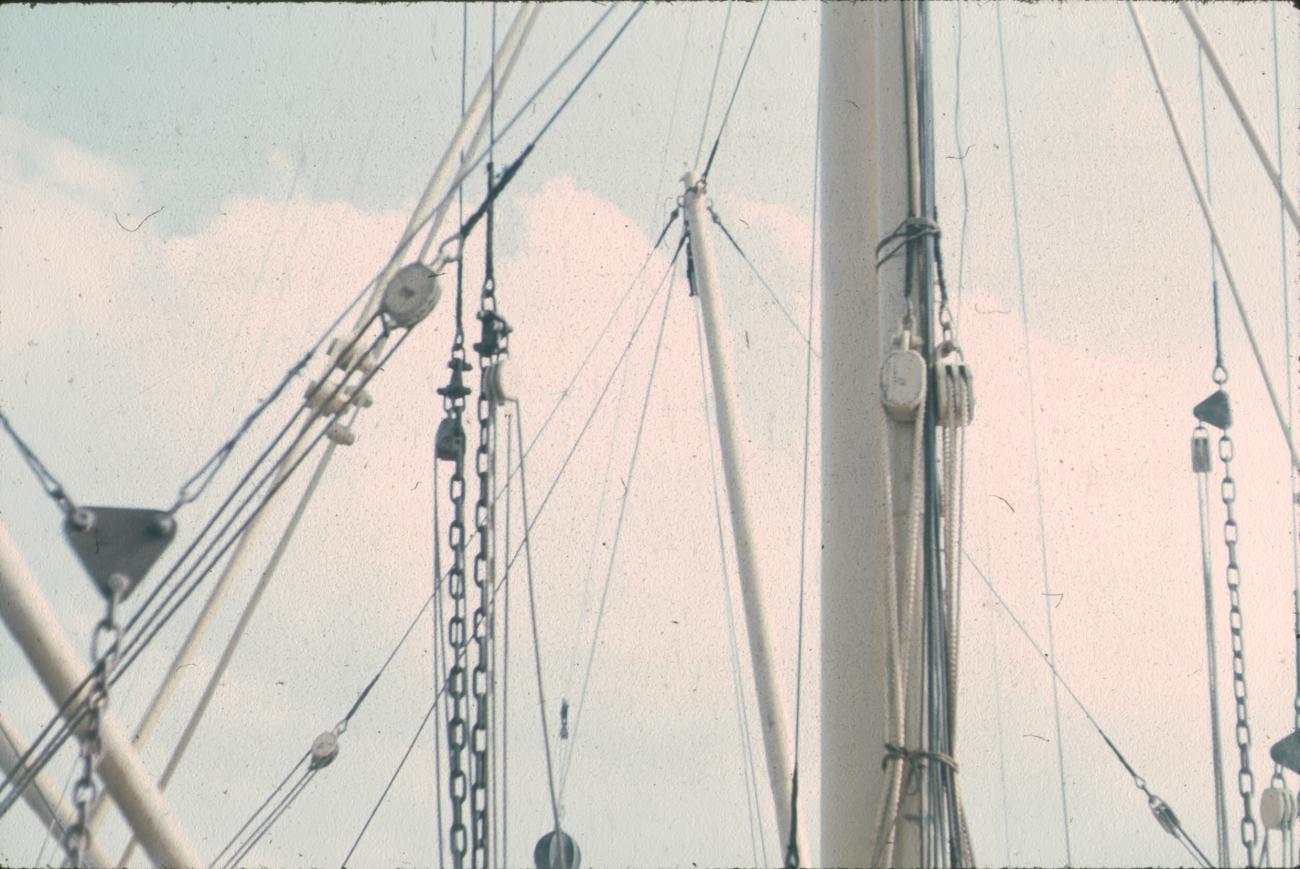 BD/171/448 -
Laadbomen en katrollen schip.