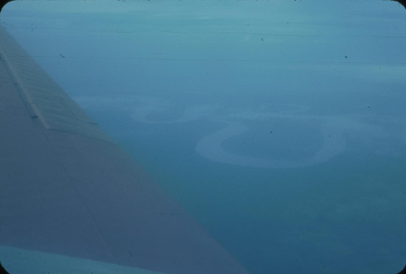 BD/171/45 - 
Luchtfoto meanderende rivier.
