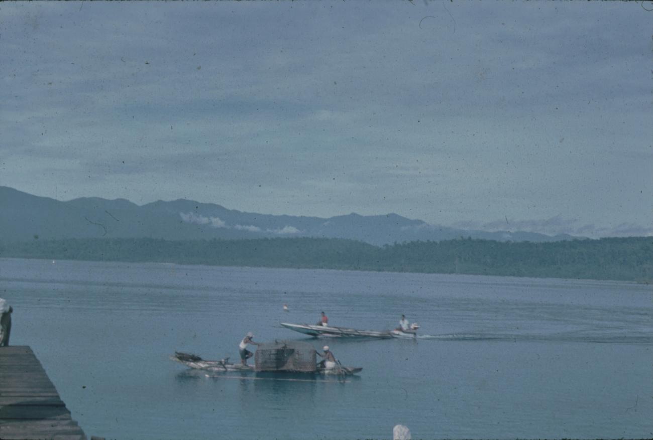 BD/171/520 - 
Baai met prauw die lading vervoert en motorboot.
