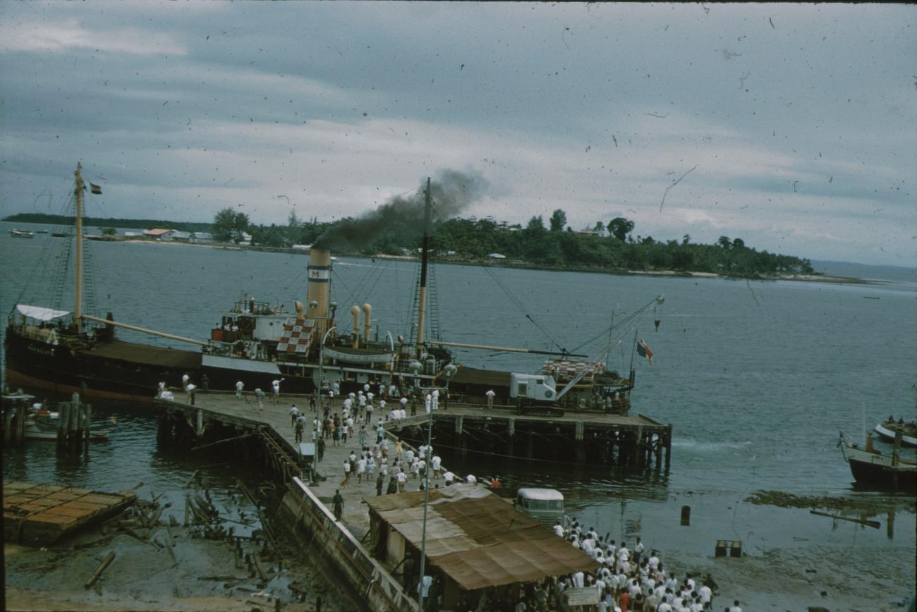 BD/171/580 - 
Aanlegsteiger met schip.
