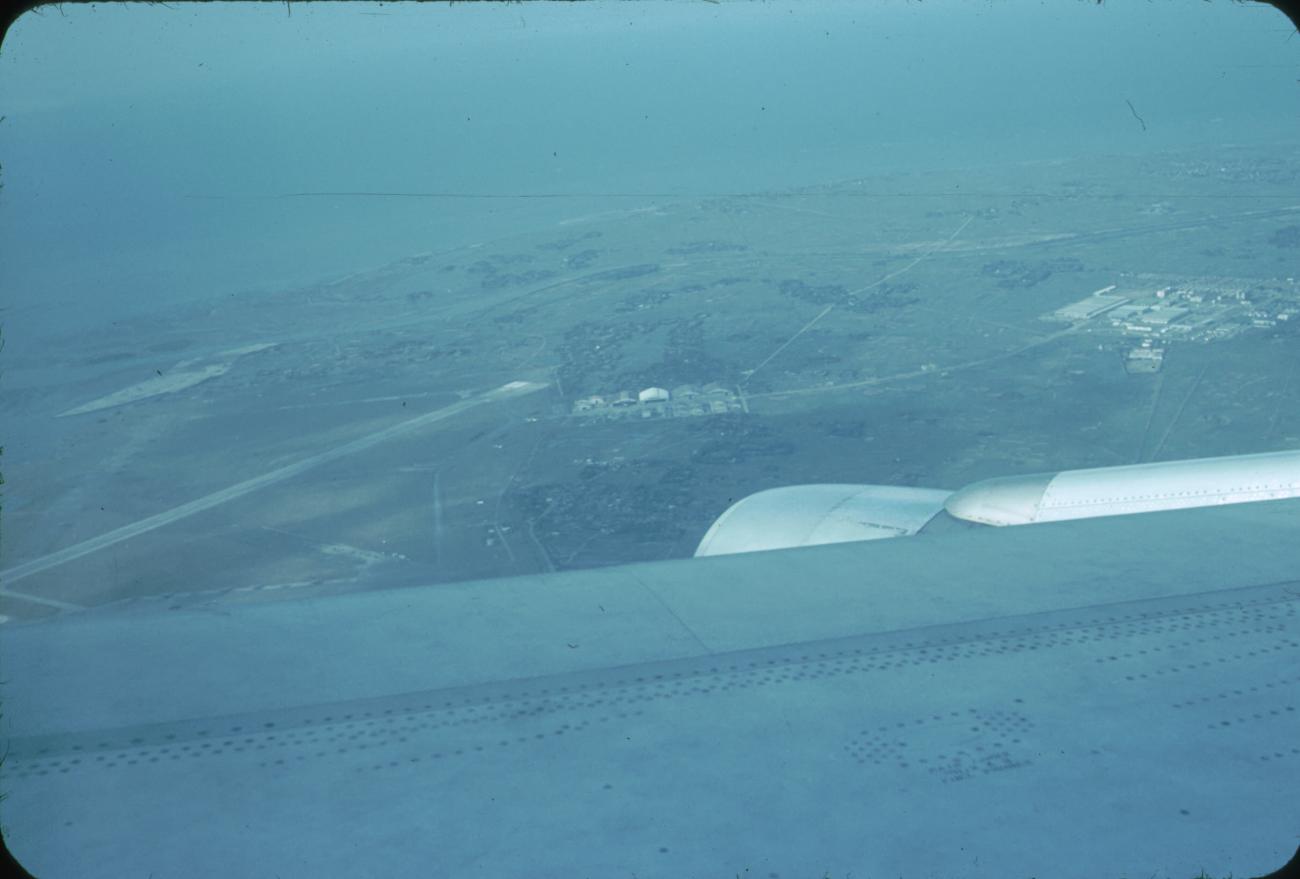 BD/171/60 - 
Luchtfoto bebouwing en wegen.
