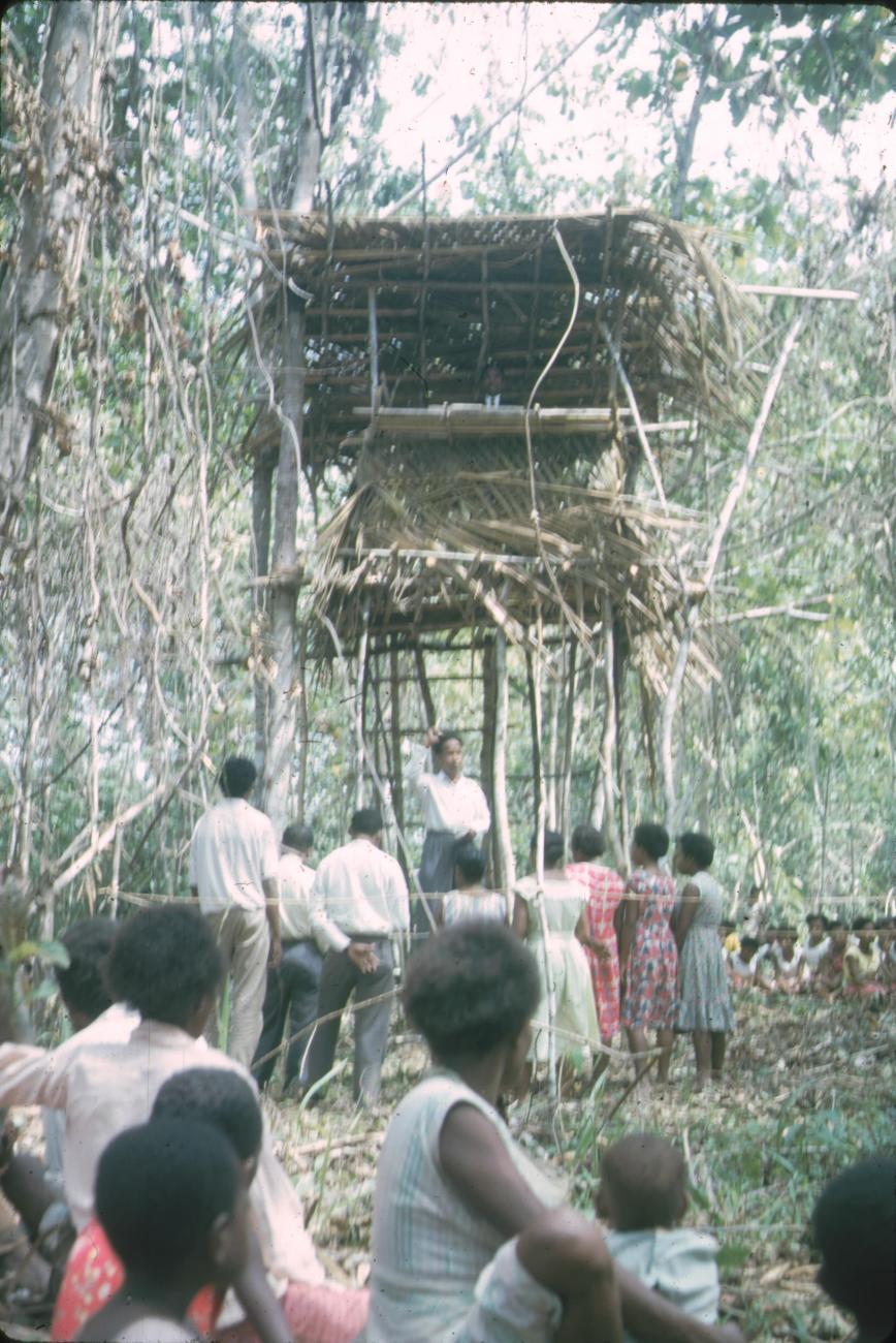 BD/171/98 - 
Grote bijeenkomst in het groen.
