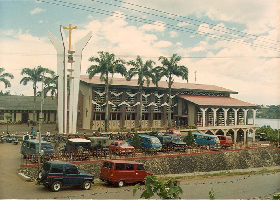 BD/269/537 - 
Nieuwe kathedraal Jayapura, links pastorie
