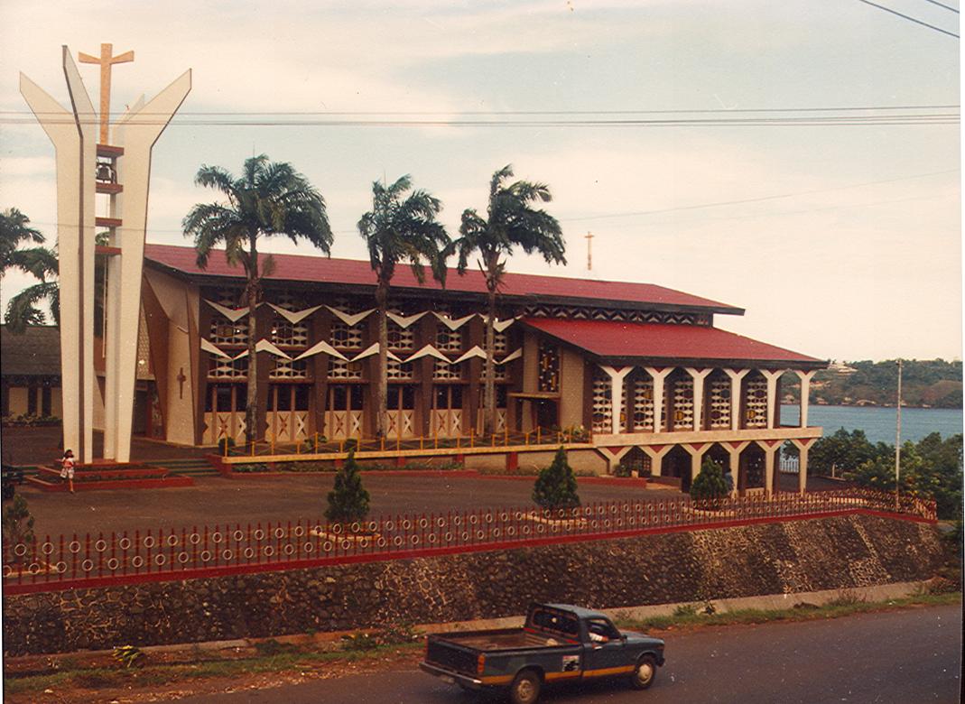 BD/269/544 - 
Nieuwe kathedraal Jayapura, links pastorie
