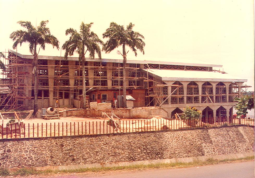 BD/269/582 - 
Nieuwe kathedraal in aanbouw in Jayapura
