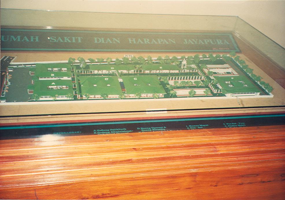 BD/269/651 - 
Maquette van ziekenhuis in Jayapura
