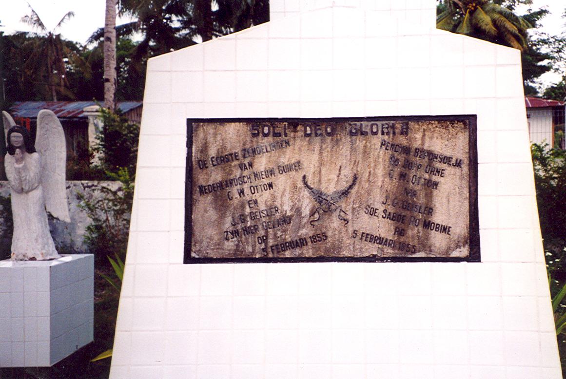 BD/269/694 - 
&quot;Soli Deo Gloria&quot; op gedenksteen van eerste zendelingen
