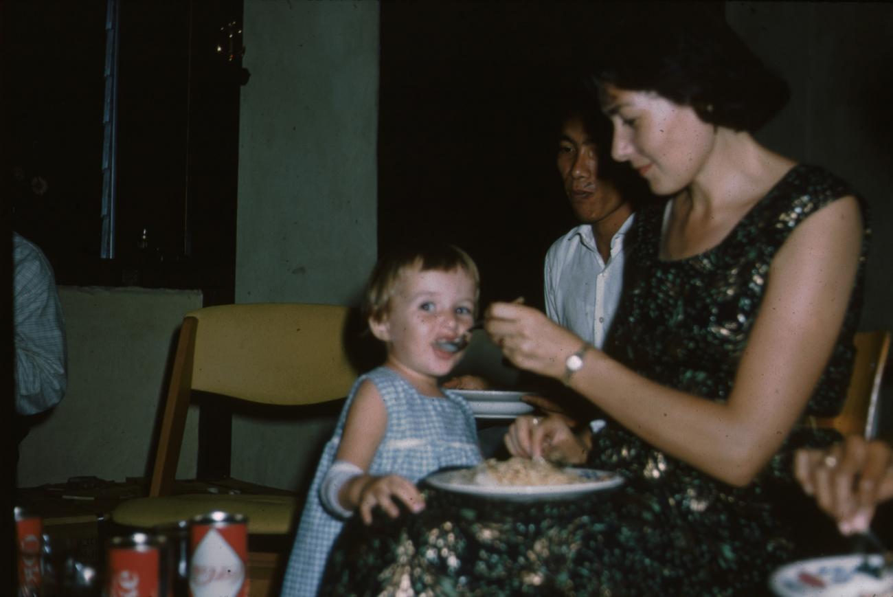 BD/171/1095 - 
Westerse vrouw geeft dochtertje te eten.
