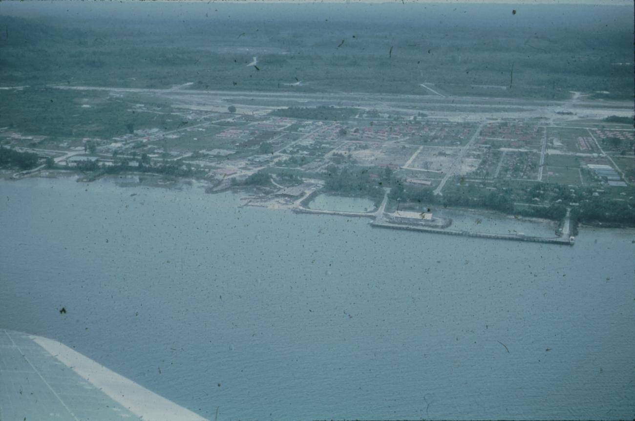 BD/171/1147 - 
Luchtfoto van dorp aan meer
