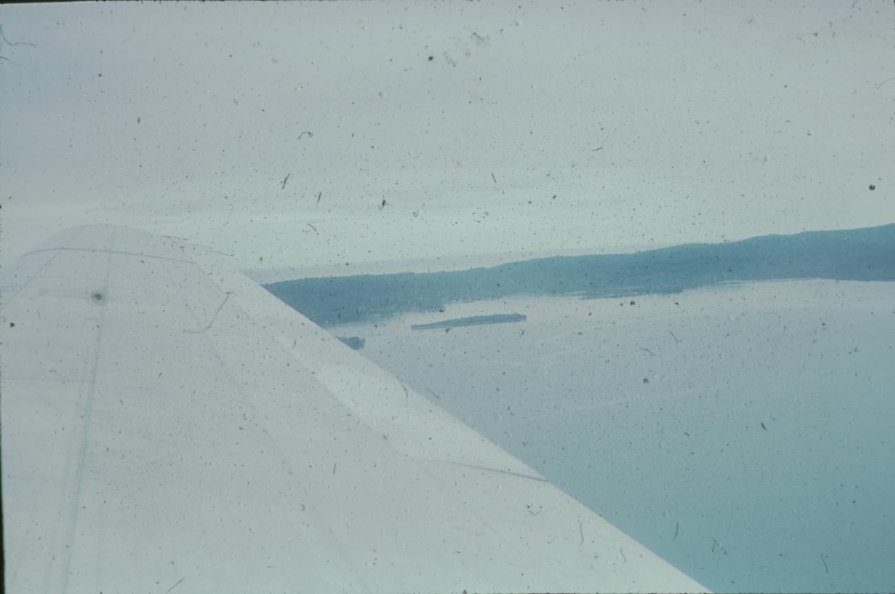 BD/171/1150 - 
Luchtfoto van meer en landschap
