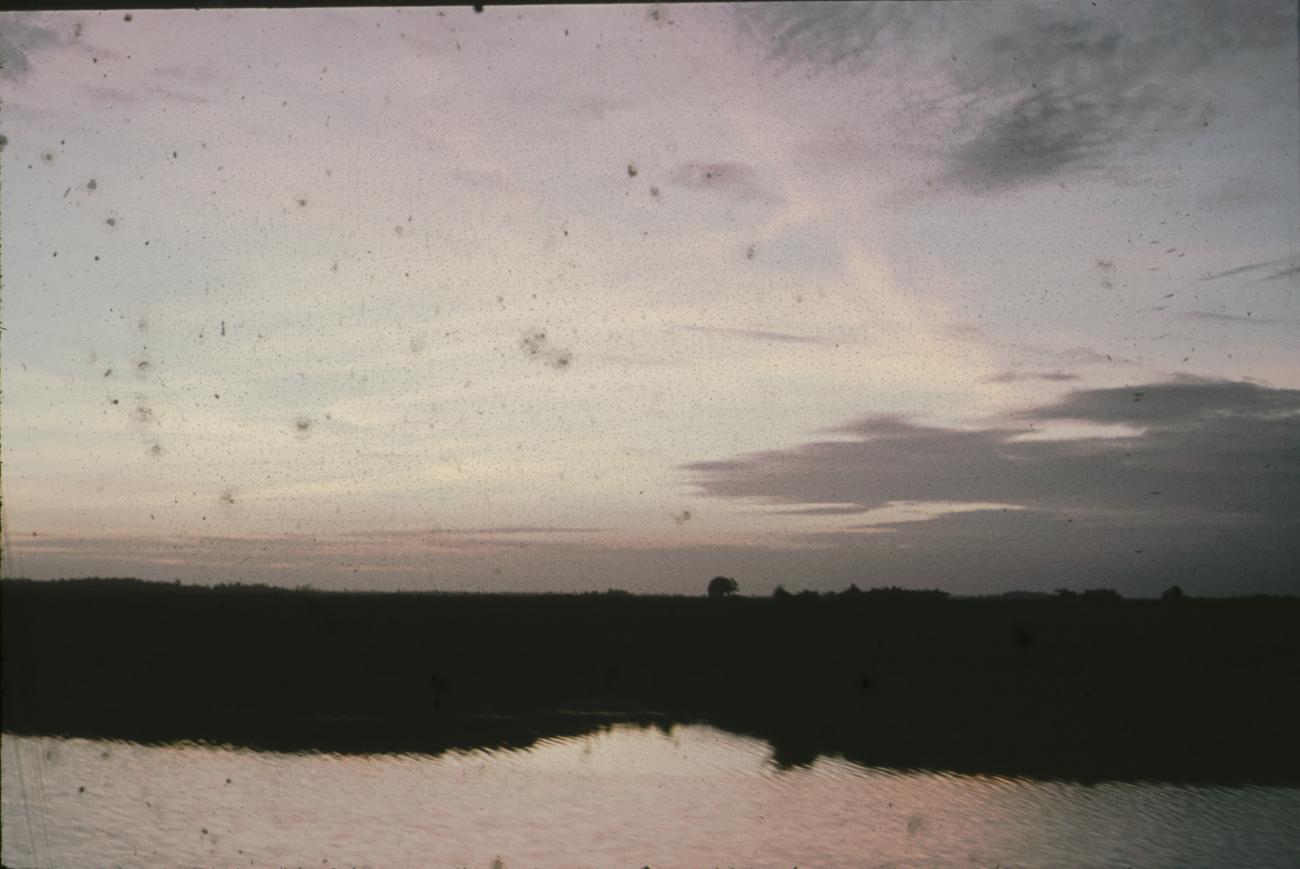 BD/171/1392 - 
Oever rivier bij avond.
