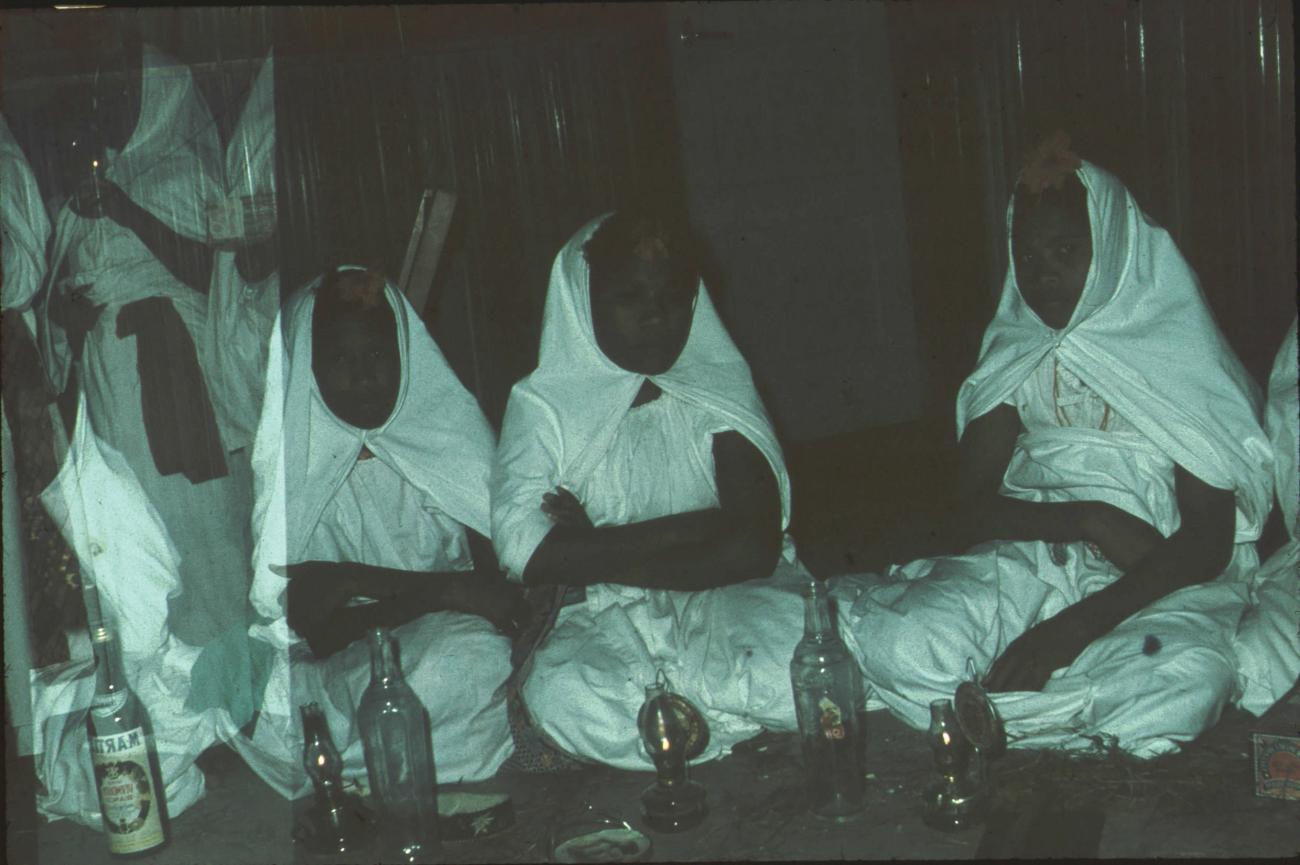 BD/171/1466 - 
Drie zittende vrouwen, festiviteit.
