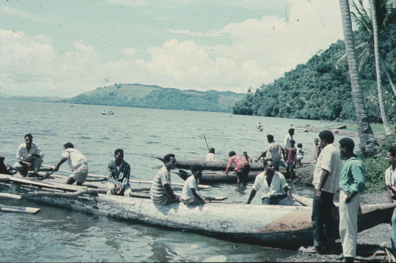 BD/171/1495 - 
Prauwen in baai.

