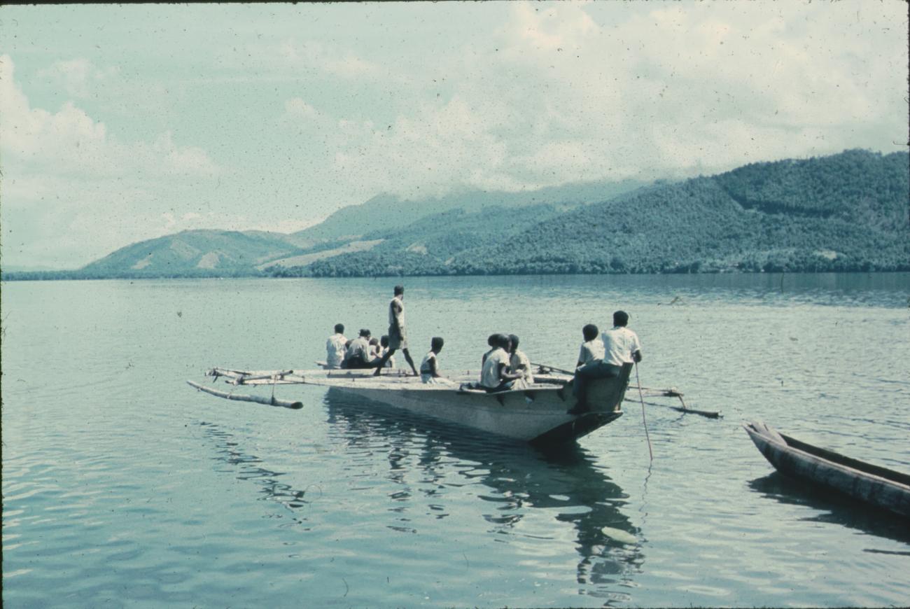 BD/171/1496 - 
Prauwen in baai.
