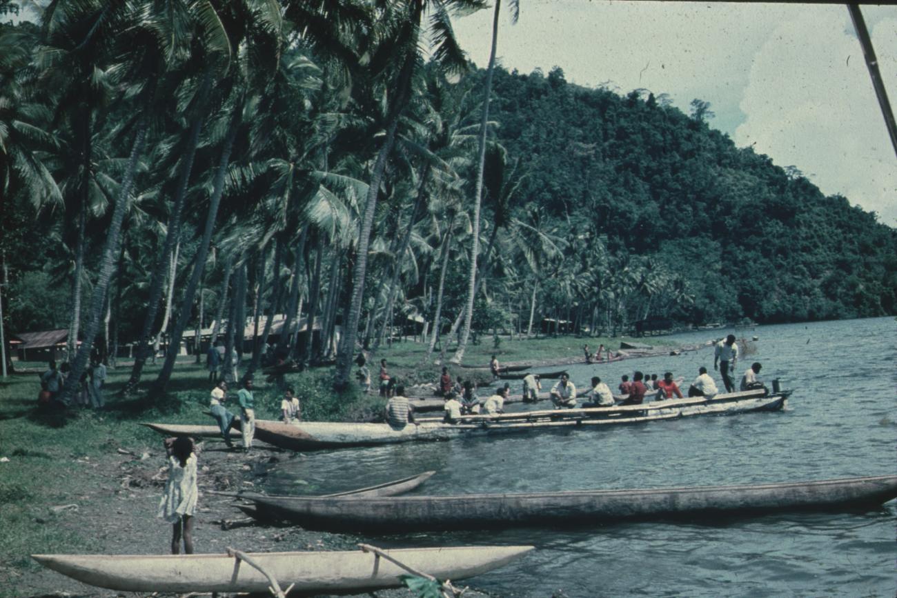 BD/171/1497 - 
Prauwen in baai.
