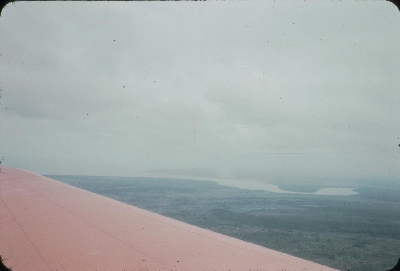 BD/171/1593 - 
Luchtfoto met meanderende rivier.
