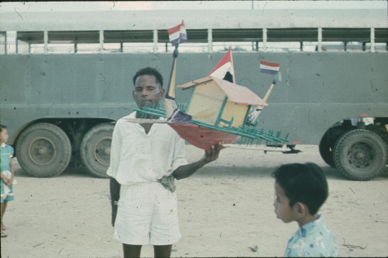 BD/171/628 - 
Koninginnendag, man met versiering.
