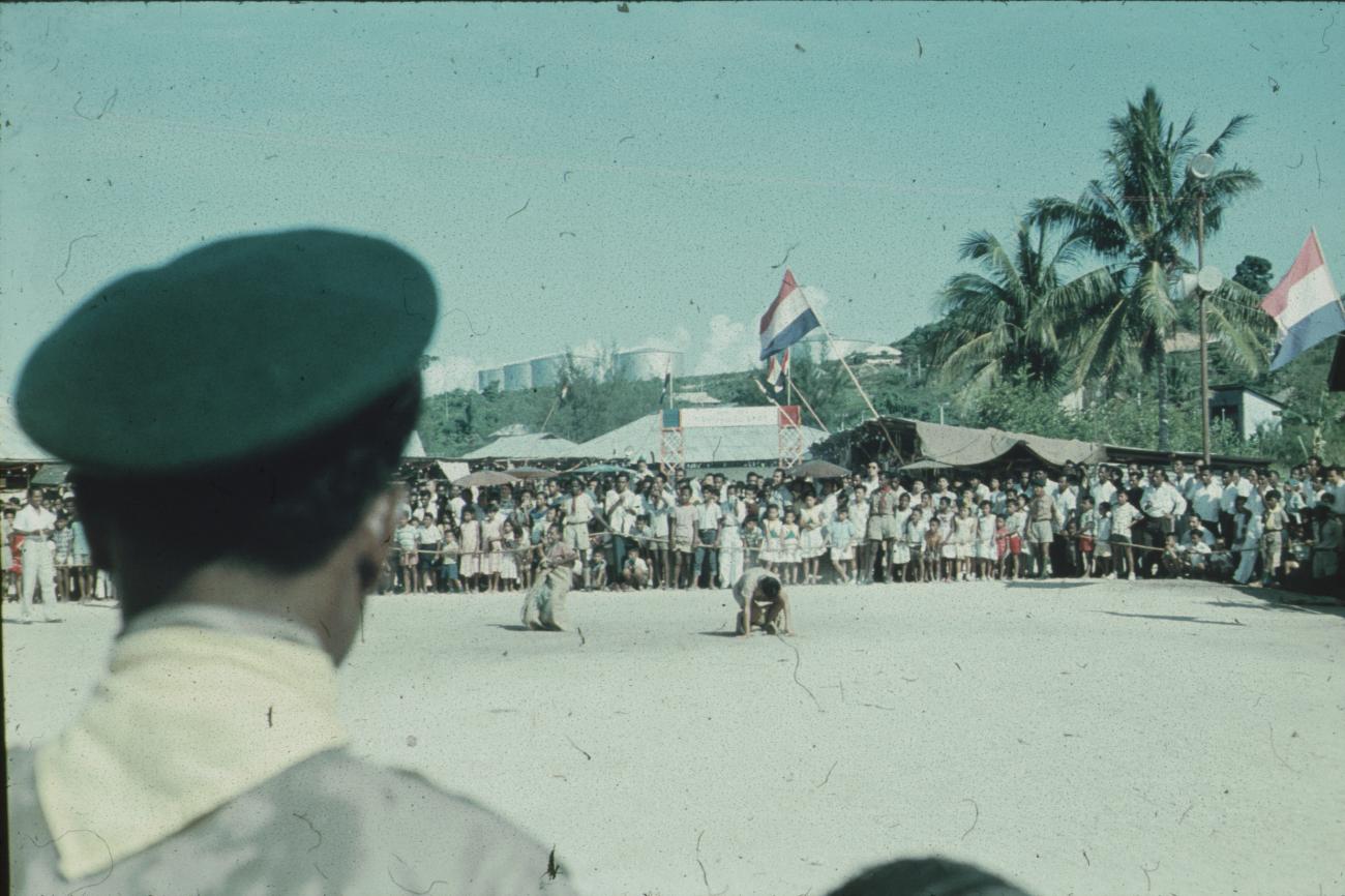 BD/171/640 - 
Koninginnendag, wedstrijd zaklopen.
