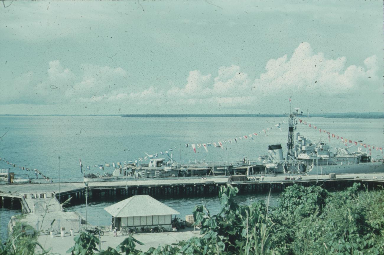 BD/171/652 - 
Gepavoiseerd marineschip aan aanlegsteiger.
