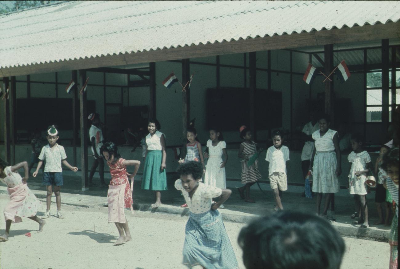 BD/171/654 - 
Koninginnendag, schoolkinderen doen spelletjes.

