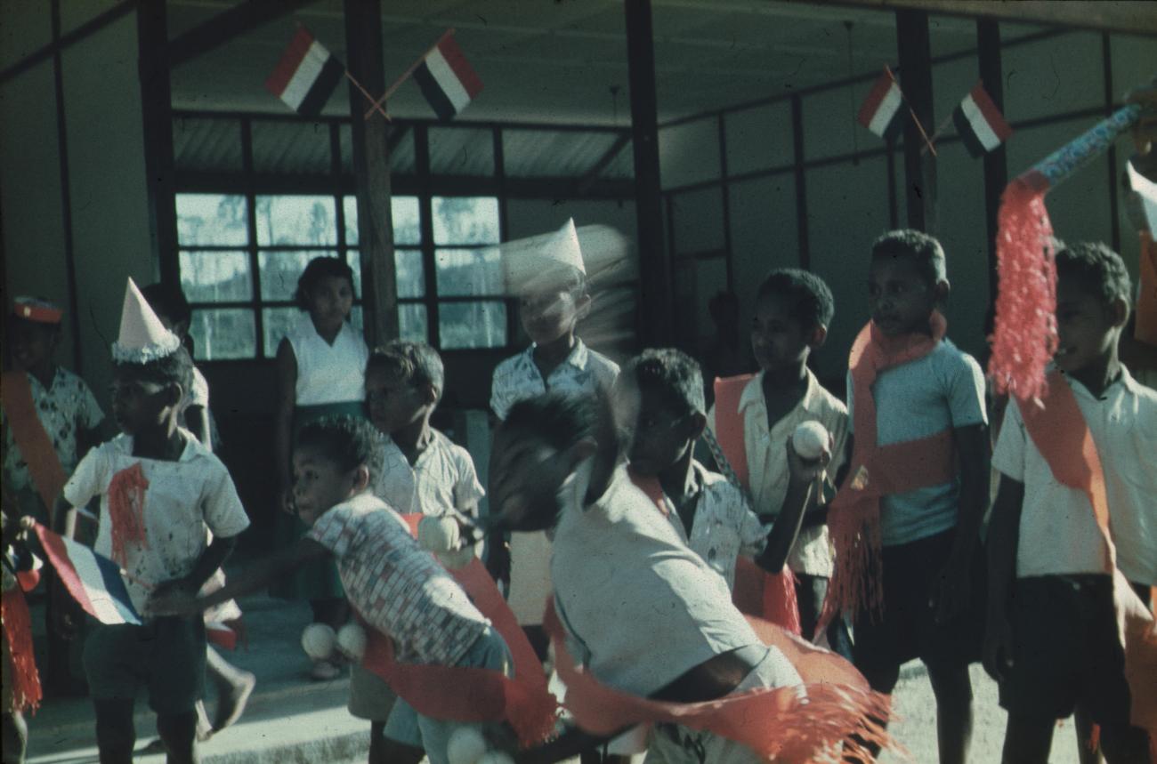 BD/171/659 - 
Koninginnendag, schoolkinderen gooien met ballen.
