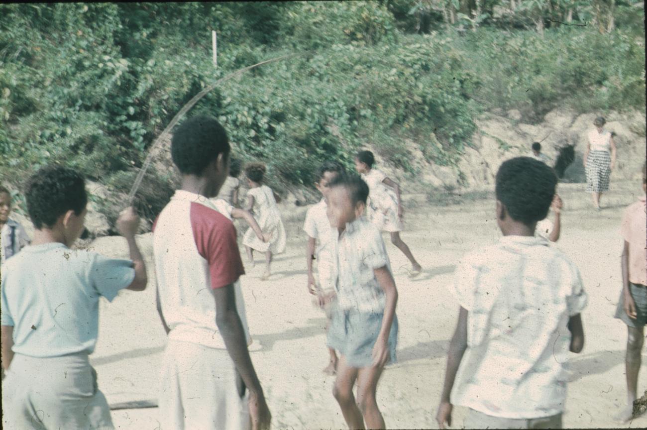 BD/171/674 - 
Schoolkinderen aan het spelen.
