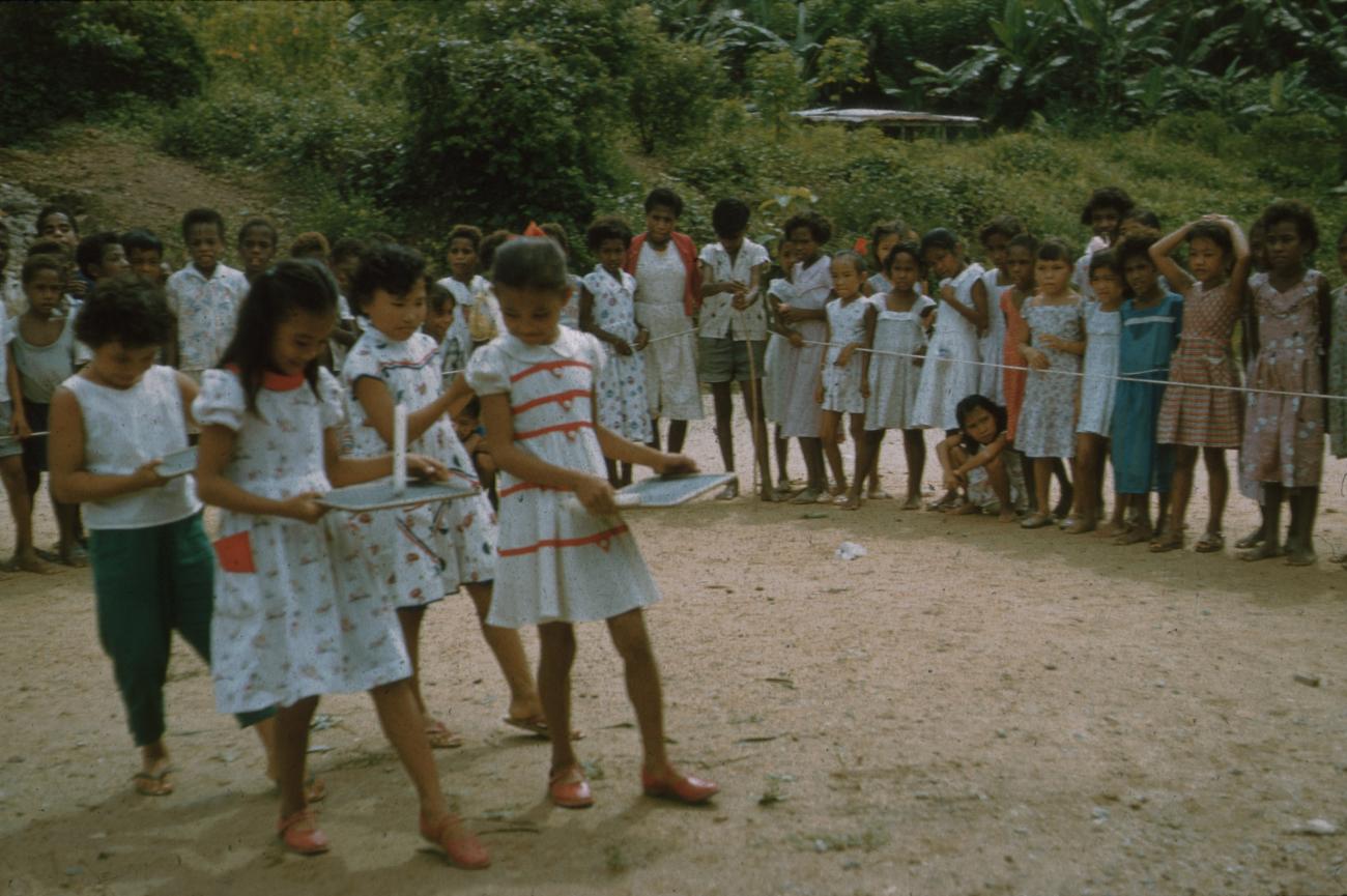 BD/171/705 -
Kinderen met dienblad op school