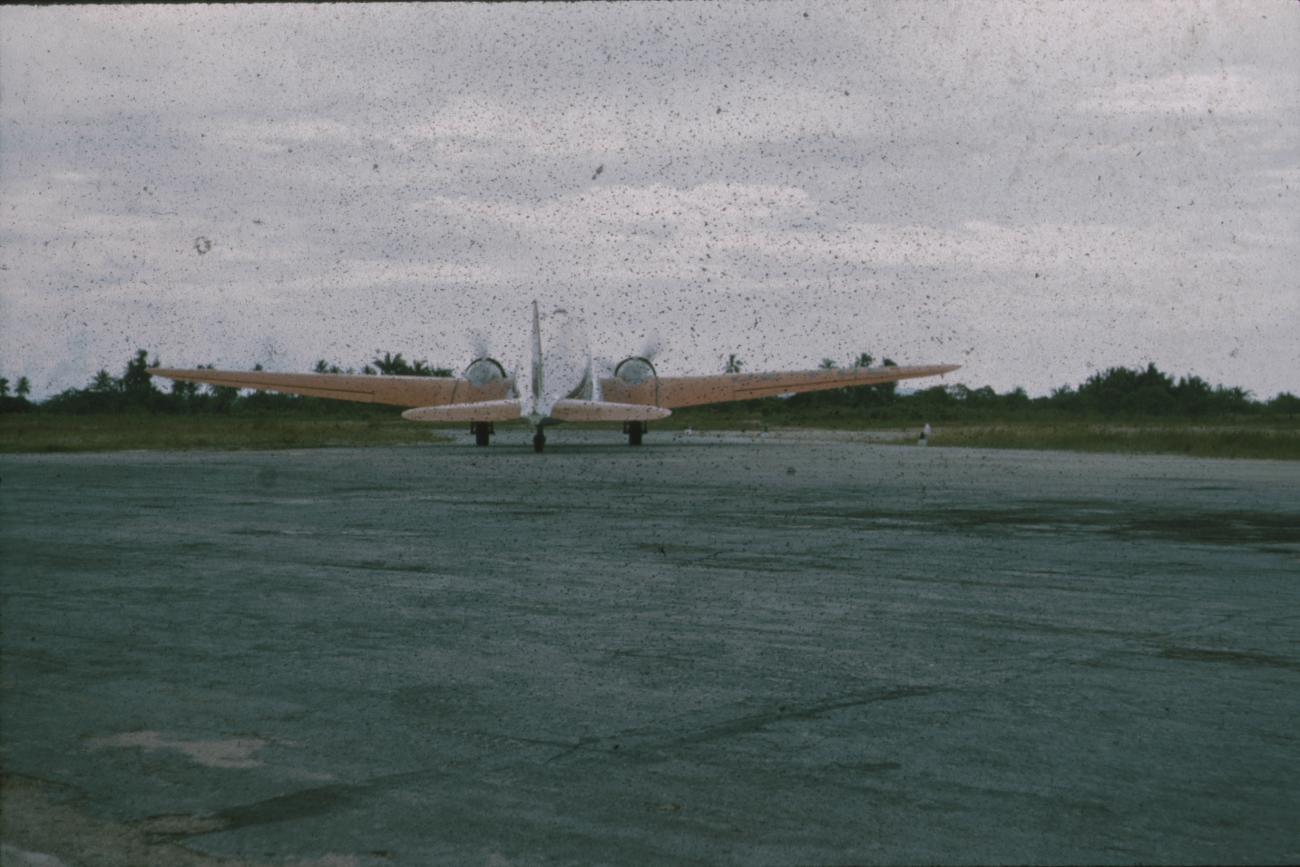 BD/171/732 - 
Vliegtuig op vliegveld
