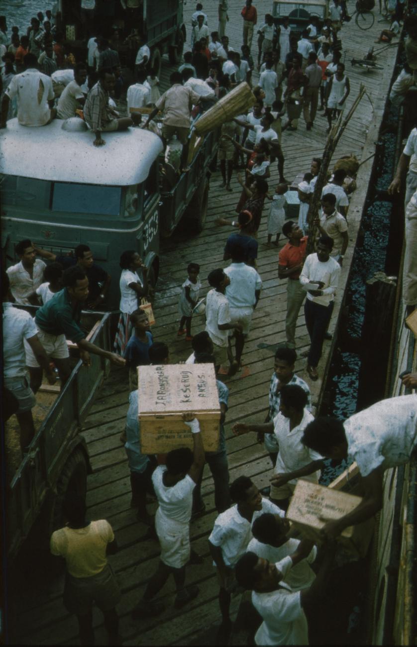 BD/171/787 - 
Laden en lossen bij aanlegsteiger
