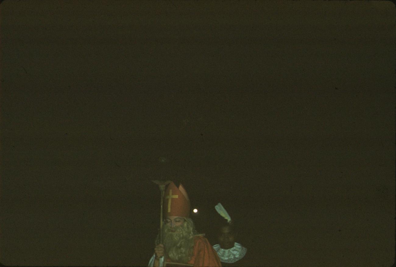 BD/171/888 -
Sinterklaas met zwarte piet in het donker