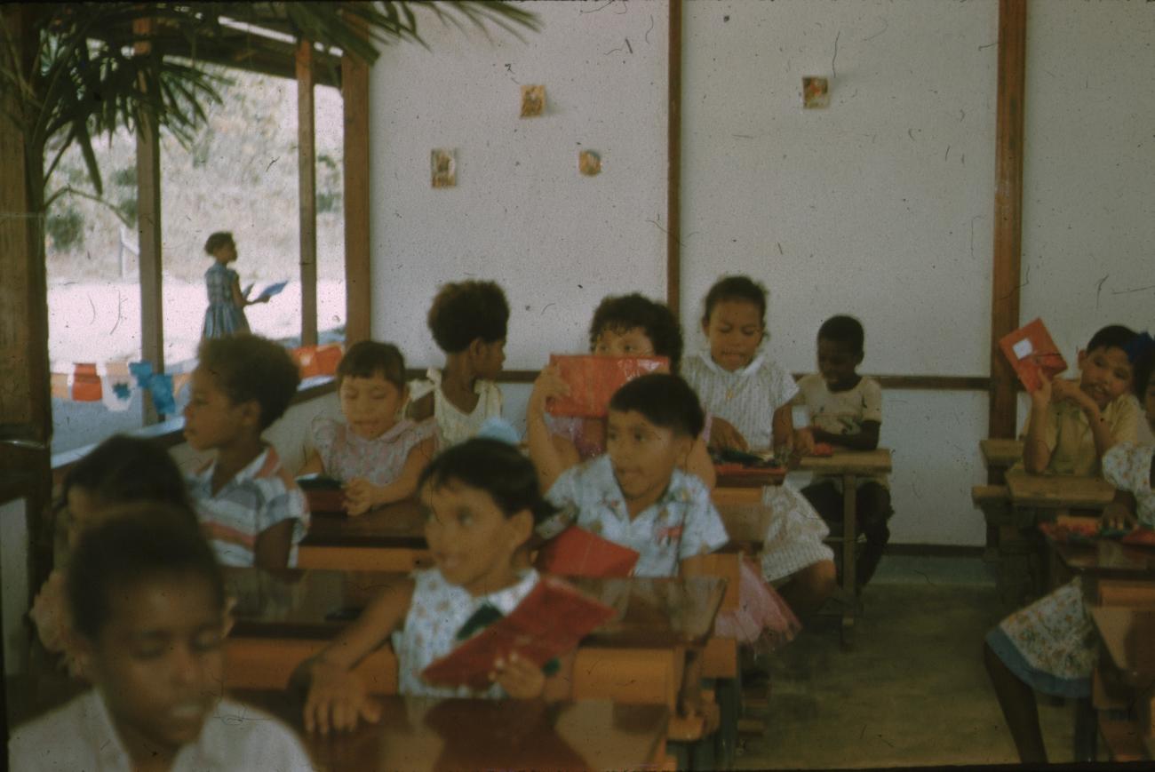 BD/171/889 -
Kinderen op school