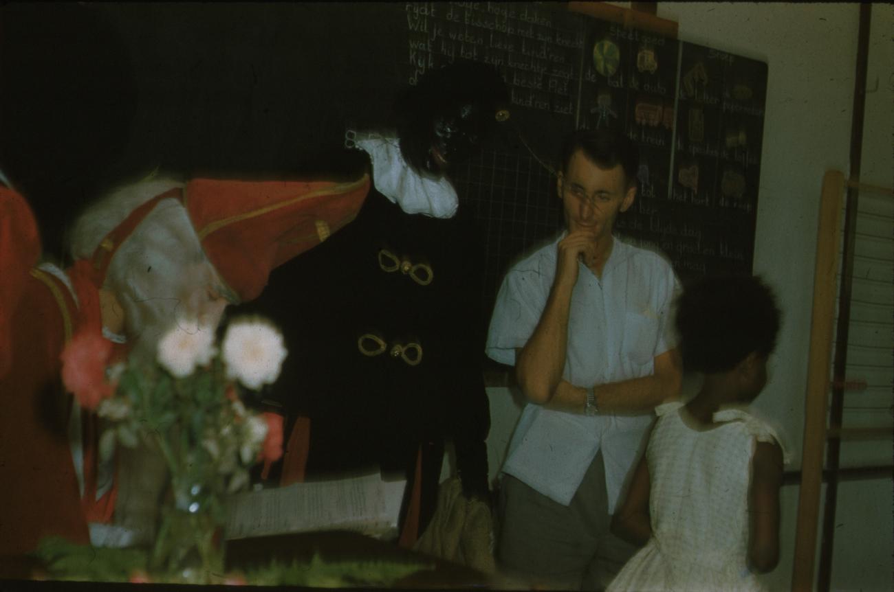 BD/171/892 - 
Sinterklaas en Schoolmeester met kind
