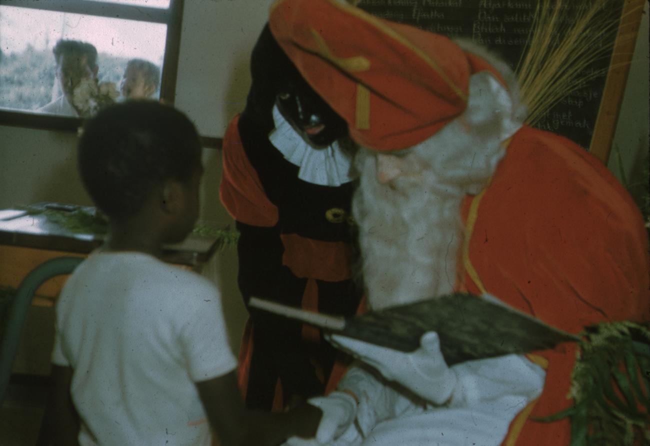 BD/171/894 -
Sinterklaas leest voor uit boek