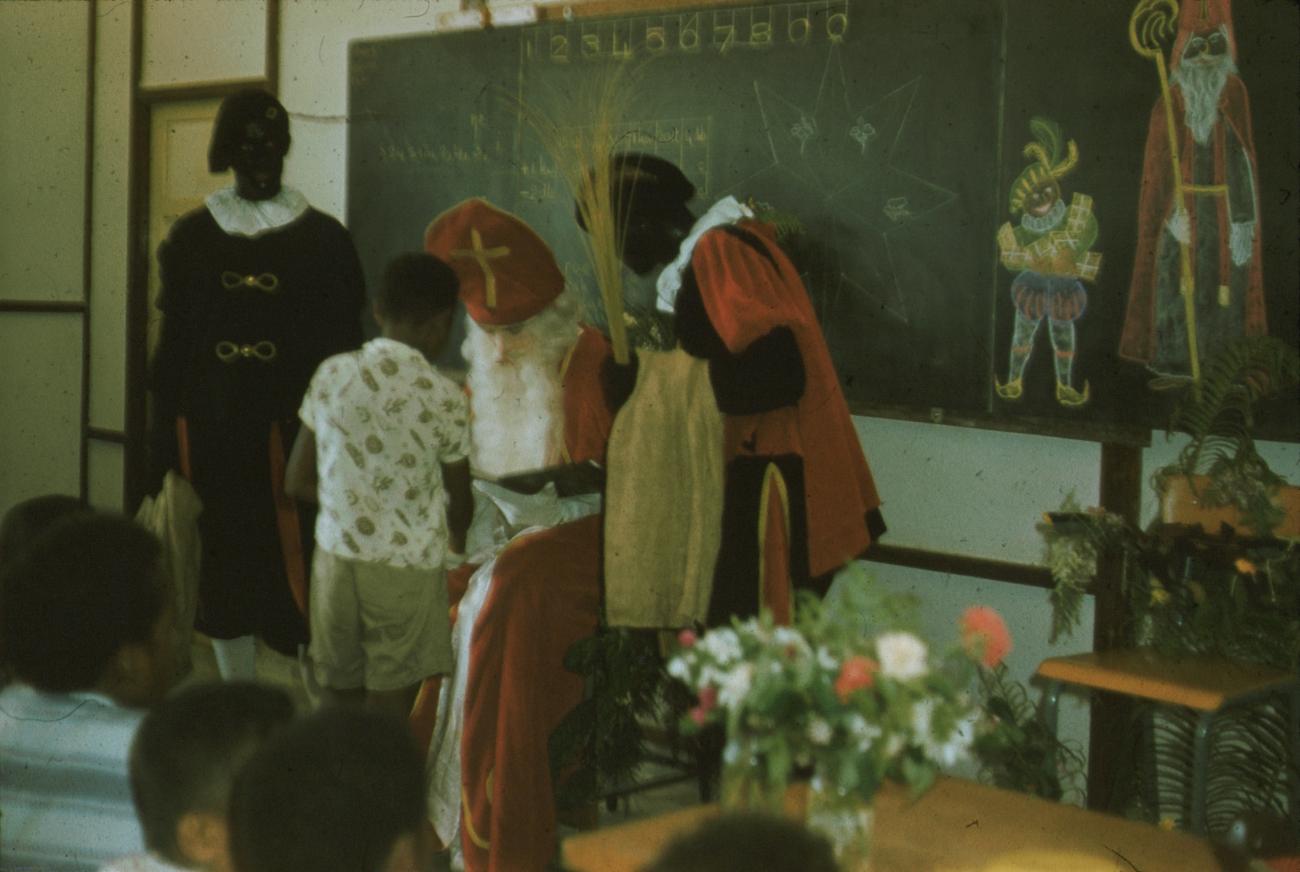 BD/171/895 -
Sinterklaas met zwarte pieten in klaslokaal