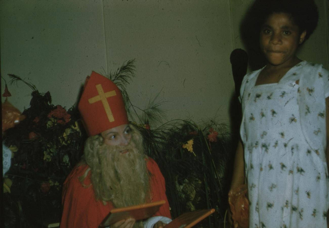 BD/171/897 - 
Kind bij sinterklaas

