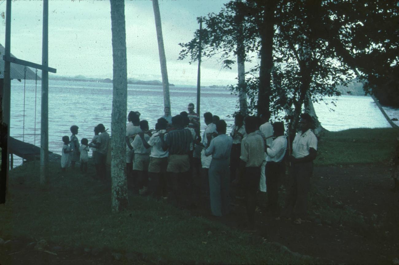 BD/171/967 - 
Gezelschap maakt muziek met trommels en fluiten.
