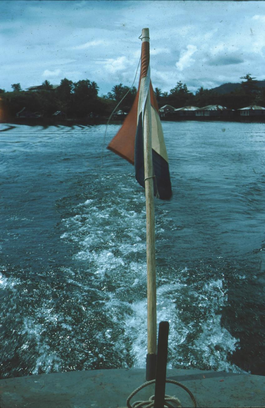 BD/171/994 -
Foto vanaf schip op meer van kust.