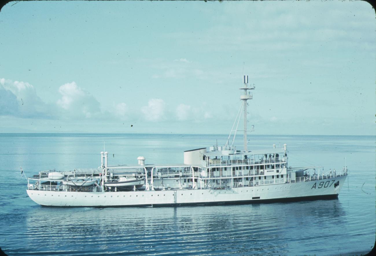 BD/171/1945 -
Varend schip, de "A 907", onder Nederlandse vlag.