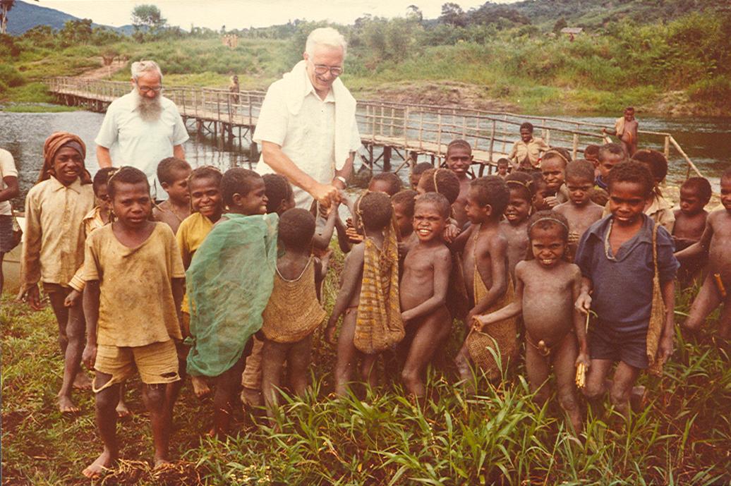 BD/269/1008 - 
Jan blom met kinderen bij een brug
