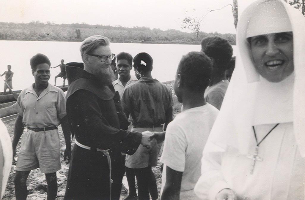 BD/269/1132 - 
Franciscaner broeder Manuel keert terug in Kokoknau
