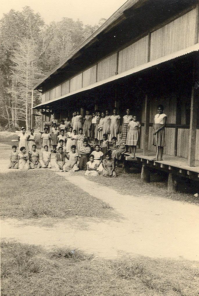 BD/269/1183 - 
Groepsfoto meisjesinternaat in Kokonau
