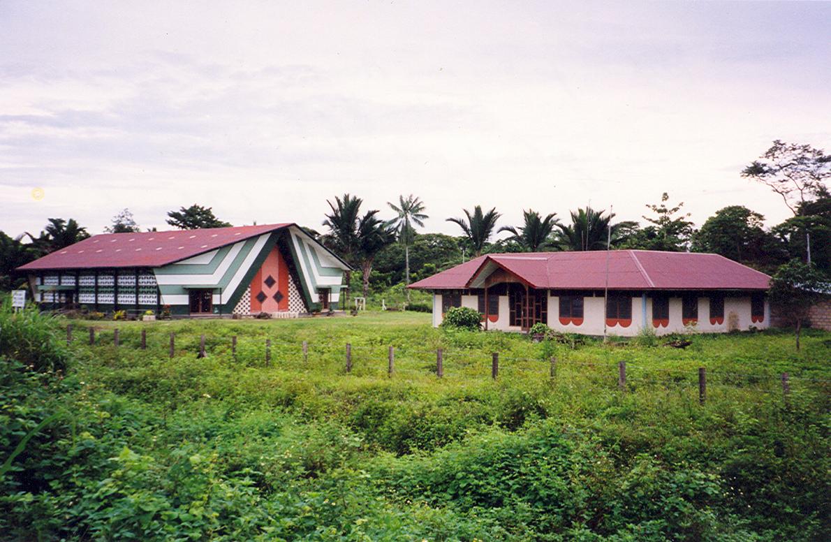 BD/269/811 - 
Kerk links en pastorie rechts te Arso

