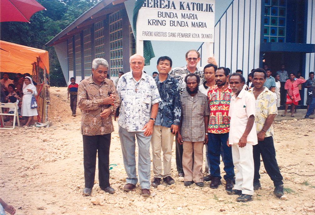BD/269/934 - 
Poseren voor de kerk in Koya Korso
