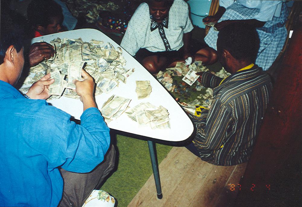 BD/269/950 - 
Geld tellen van de collecte
