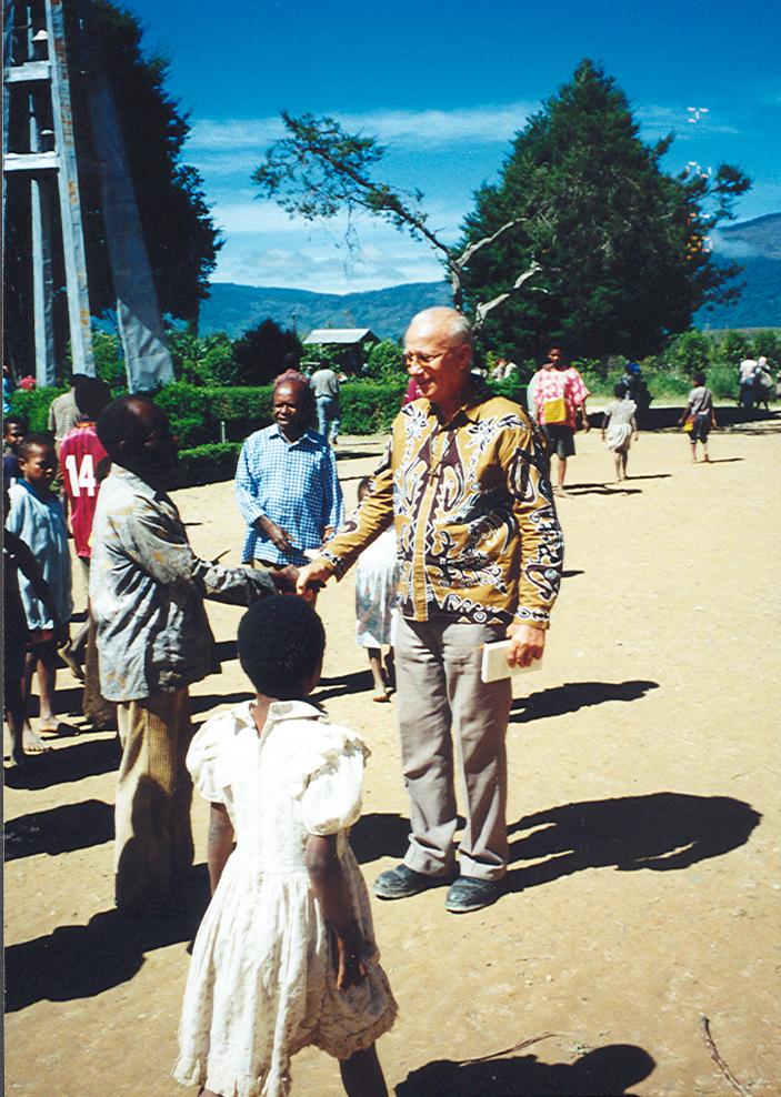 BD/269/953 - 
Henk blom begroet iemand op het kerkplein

