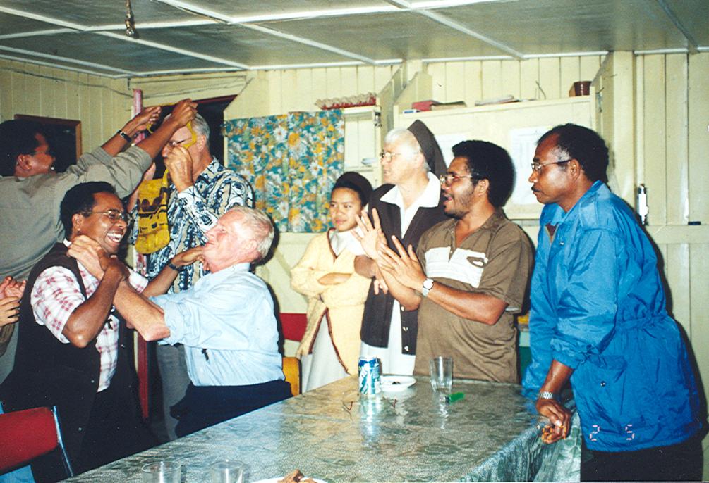 BD/269/963 - 
Henk blom in de parochieruimte moanemani
