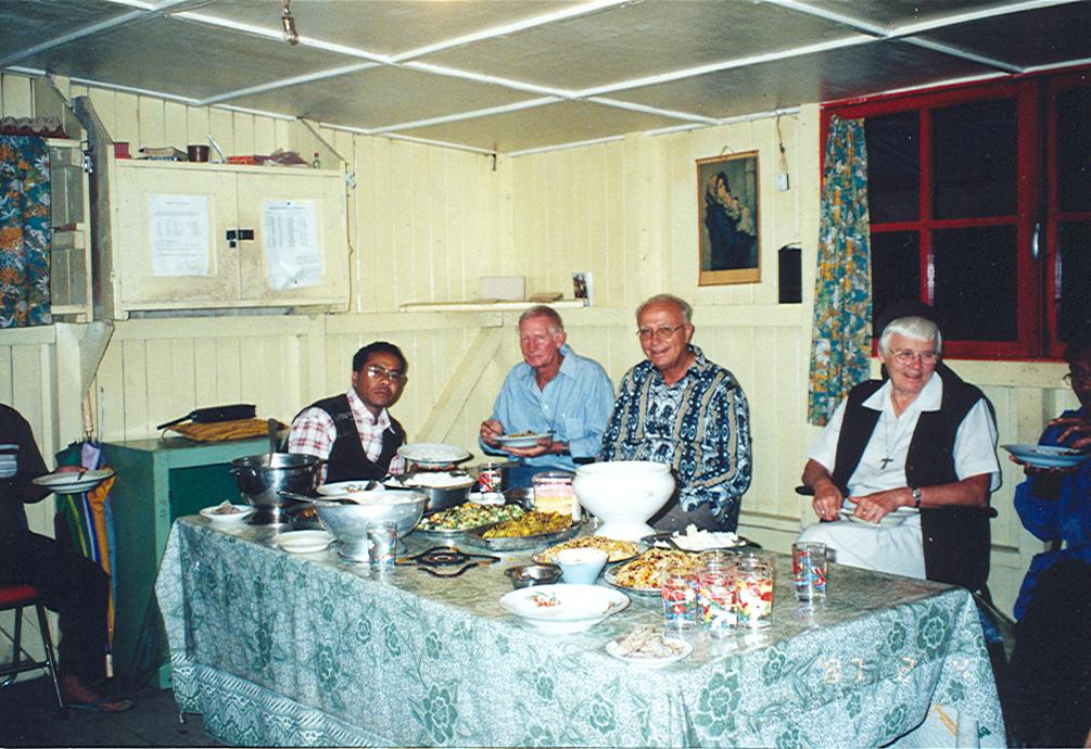 BD/269/964 - 
Henk blom in de parochieruimte moanemani
